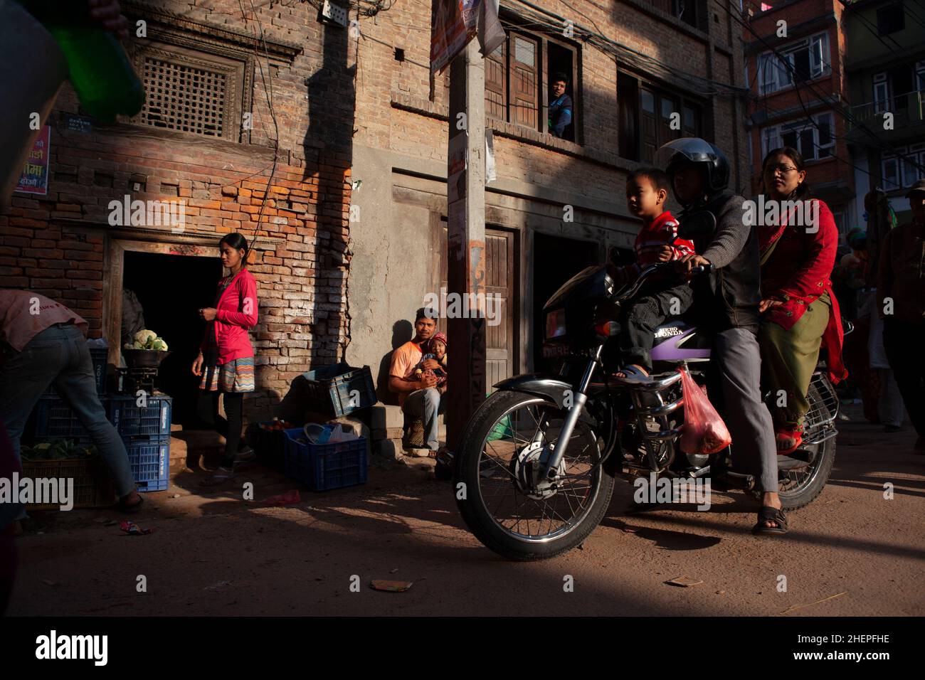 Alltägliche Straßenszene in der UNESCO-Weltkulturerbe-Stadt Bhaktapur, Nepal. Stockfoto