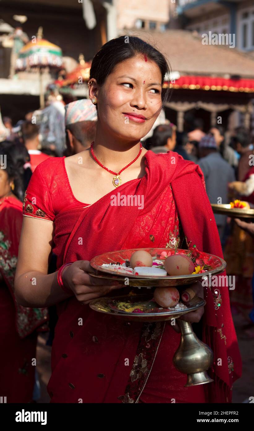 Bhaktapur stellt während der Bisket Jatra, der nepalesischen Neujahrsfeier der Hindu in der UNESCO-Weltkulturerbestadt Bhaktapur, Puja her. Stockfoto