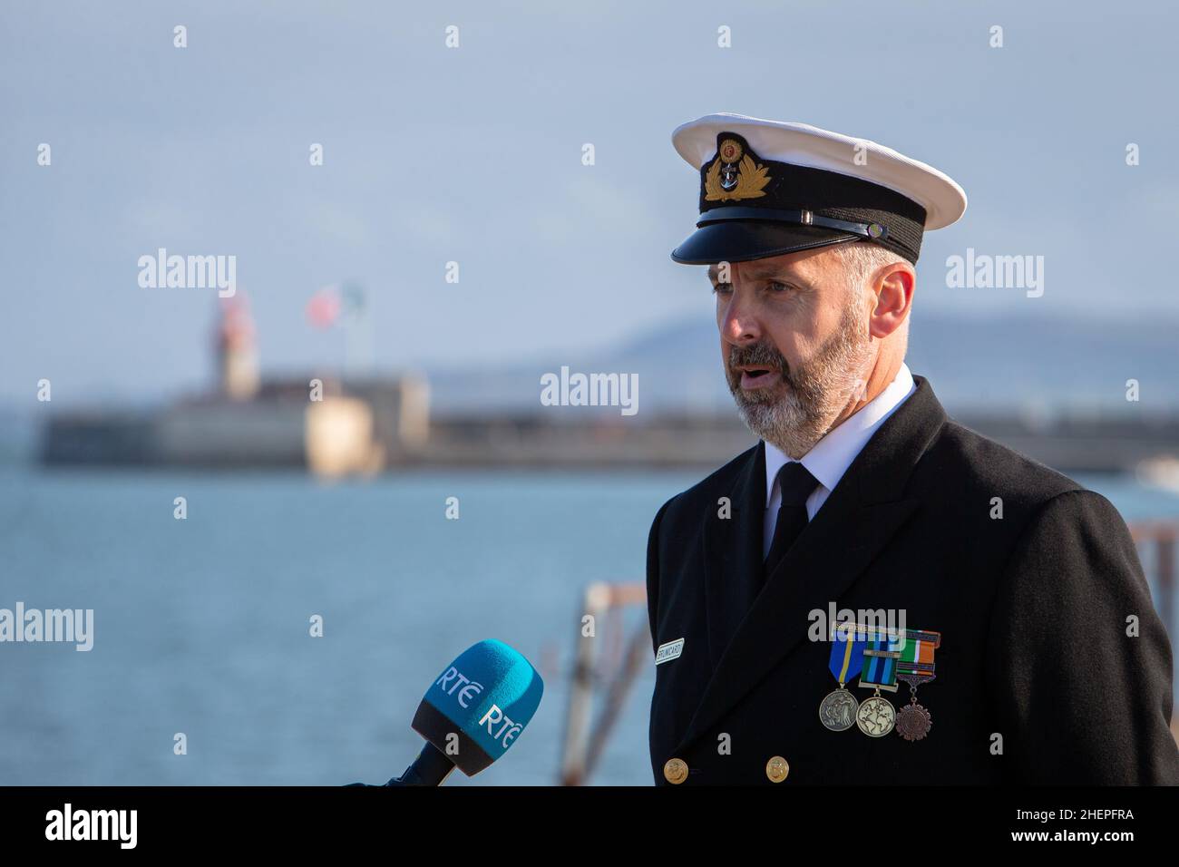 Marineoffizier des irischen Marineservice spricht vor dem 75th. Jahrestag der Marine im Jahr 2021 mit der Presse in Dun Laoghaire Stockfoto