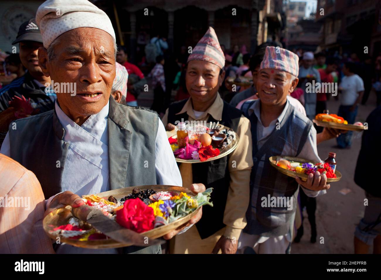 Bhaktapur stellt während der Bisket Jatra, der nepalesischen Neujahrsfeier der Hindu in der UNESCO-Weltkulturerbestadt Bhaktapur, Puja her. Stockfoto
