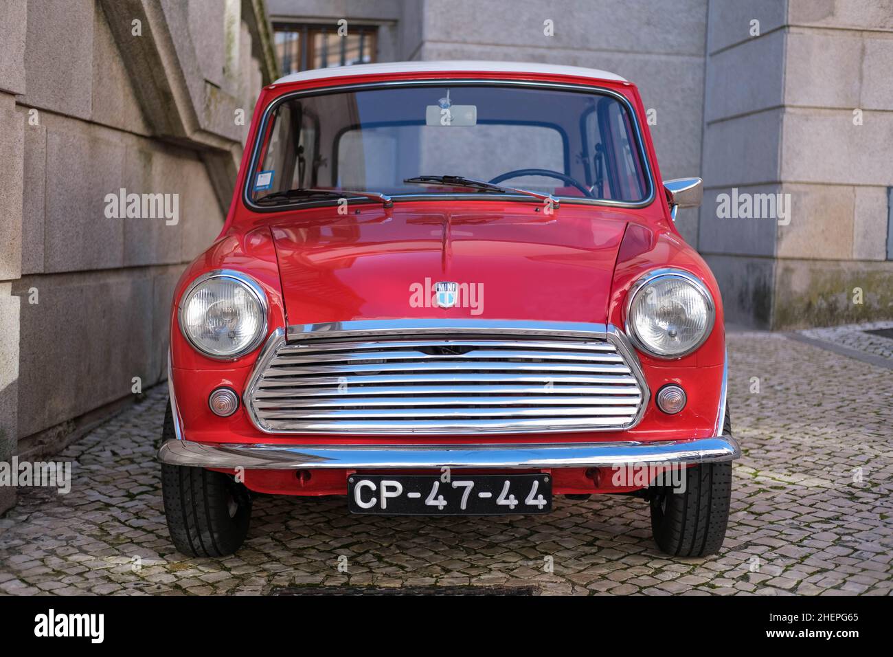 Castelo Branco, Portugal - Januar 07 2022. Classic Mini Auto in einer Straße in Castelo Branco Portugal geparkt Stockfoto