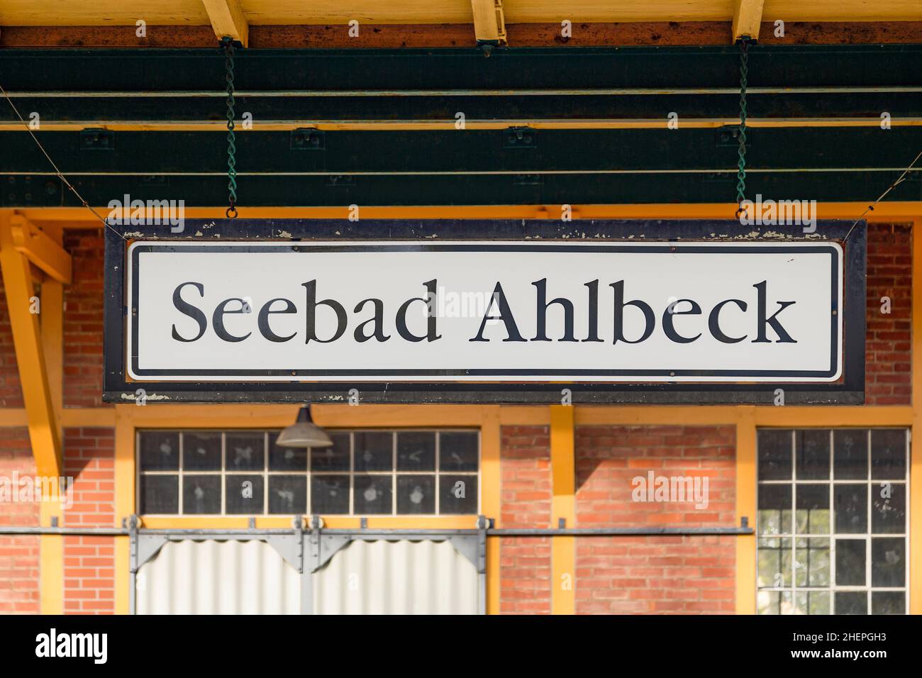 Alte Beschilderung Ahlbeck am Bahnhof Stockfoto