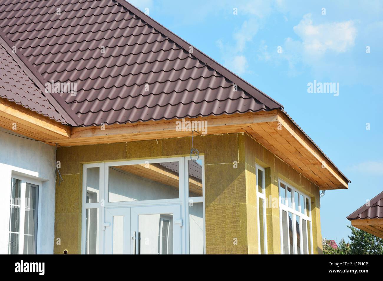 Dachhaus und Isolierung Detail. Gebäudedämmung außen, hinzugefügt, um Gebäude für Komfort und Energieeffizienz.soffit und Fascia Installation Stockfoto