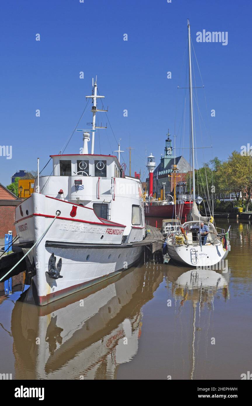 Hafen von Emden mit Rathaus und Amrumbank-Leuchtschiff, Deutschland, Niedersachsen, Ostfriesland, Emden Stockfoto