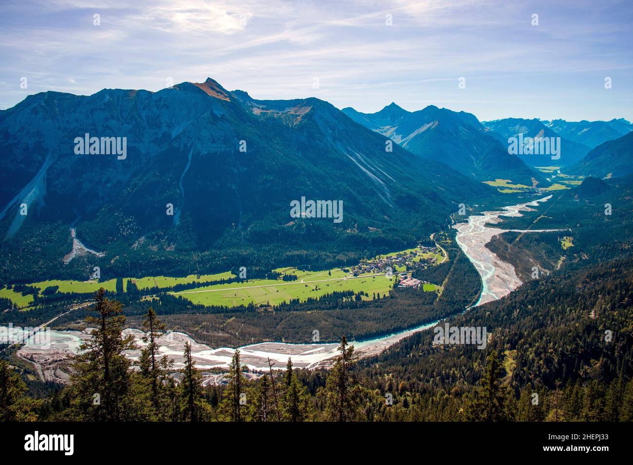 Blick in das weitgehend naturbelassene und unberührte Lechtal, Österreich, Tirol, Lechtaler Alpen Stockfoto