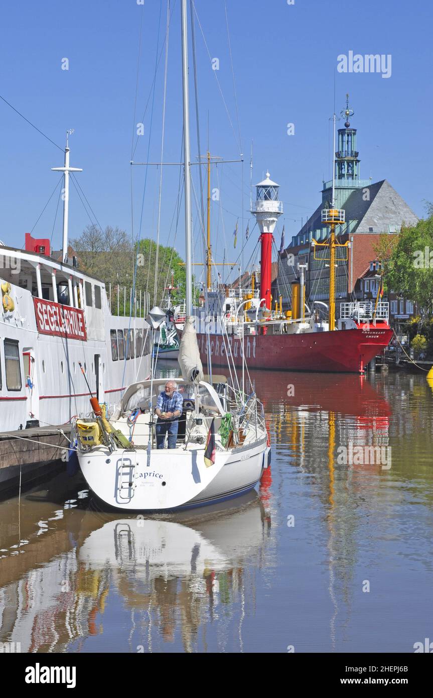 Hafen von Emden mit Rathaus und Amrumbank-Leuchtschiff, Deutschland, Niedersachsen, Ostfriesland, Emden Stockfoto