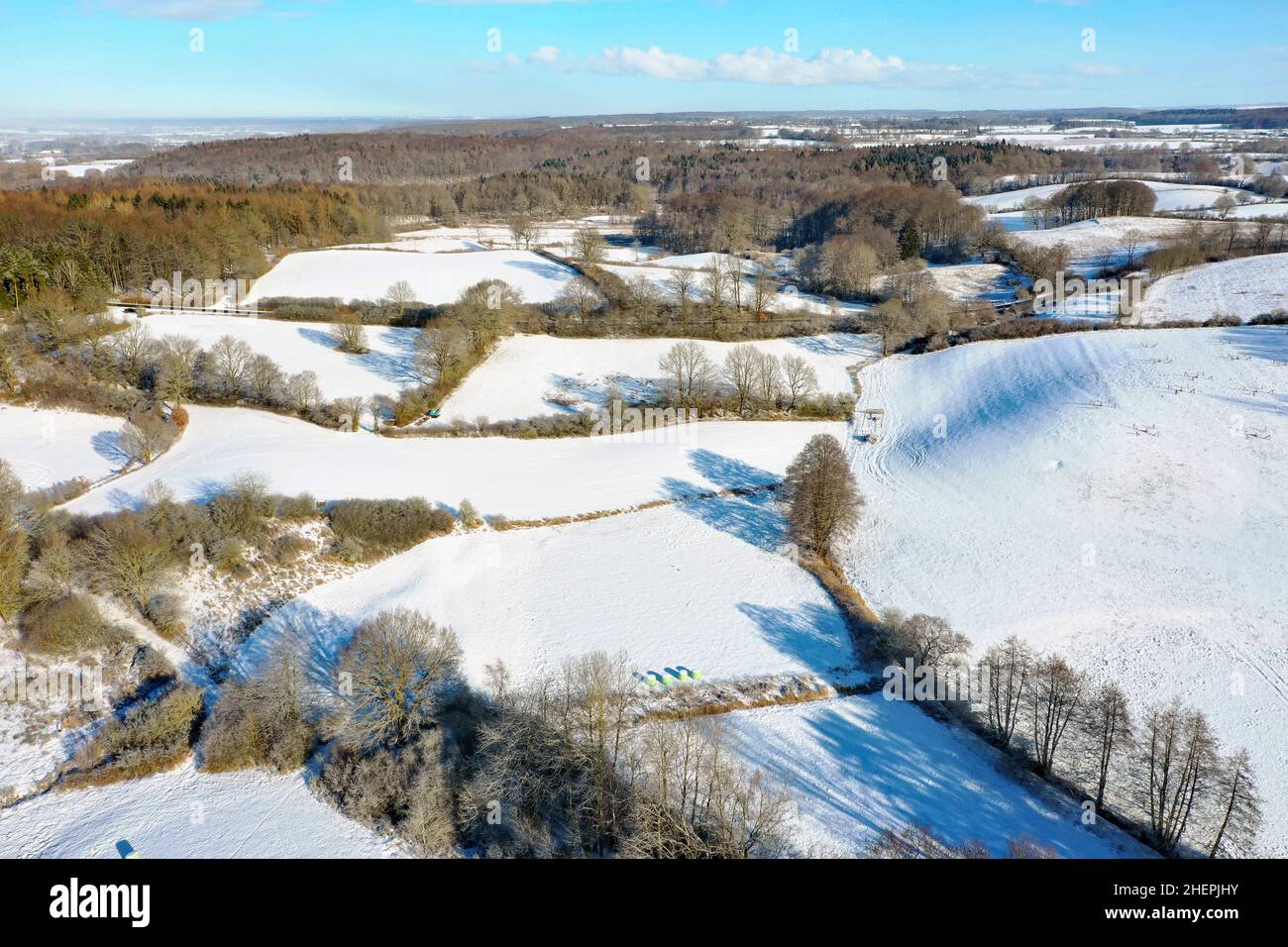 Verschneite Kulturlandschaft mit Weiden und Hecken, Drohnenfoto, Deutschland, Schleswig-Holstein Stockfoto