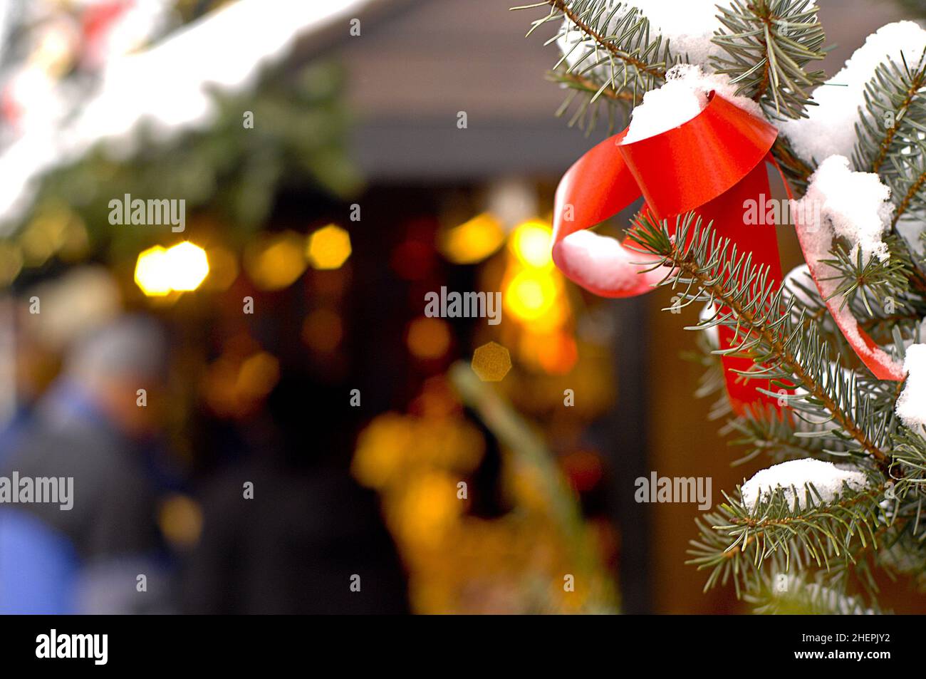 Weihnachtsdekoration, rotes Band auf einem Weihnachtsbaum, Deutschland Stockfoto