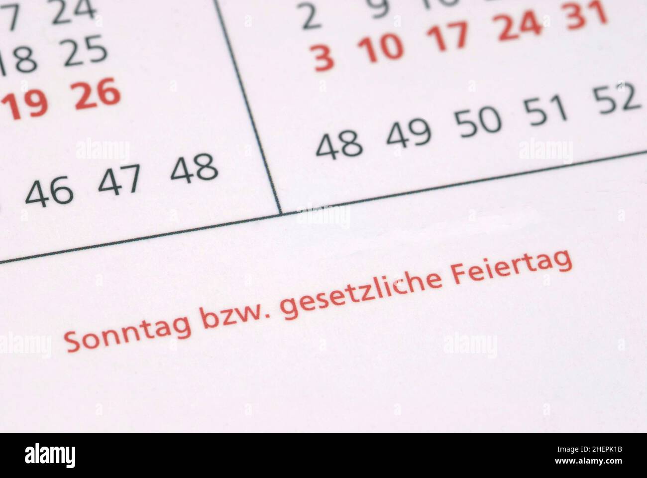 Sonntag oder Feiertage, Erklärung auf einem Kalender Stockfoto