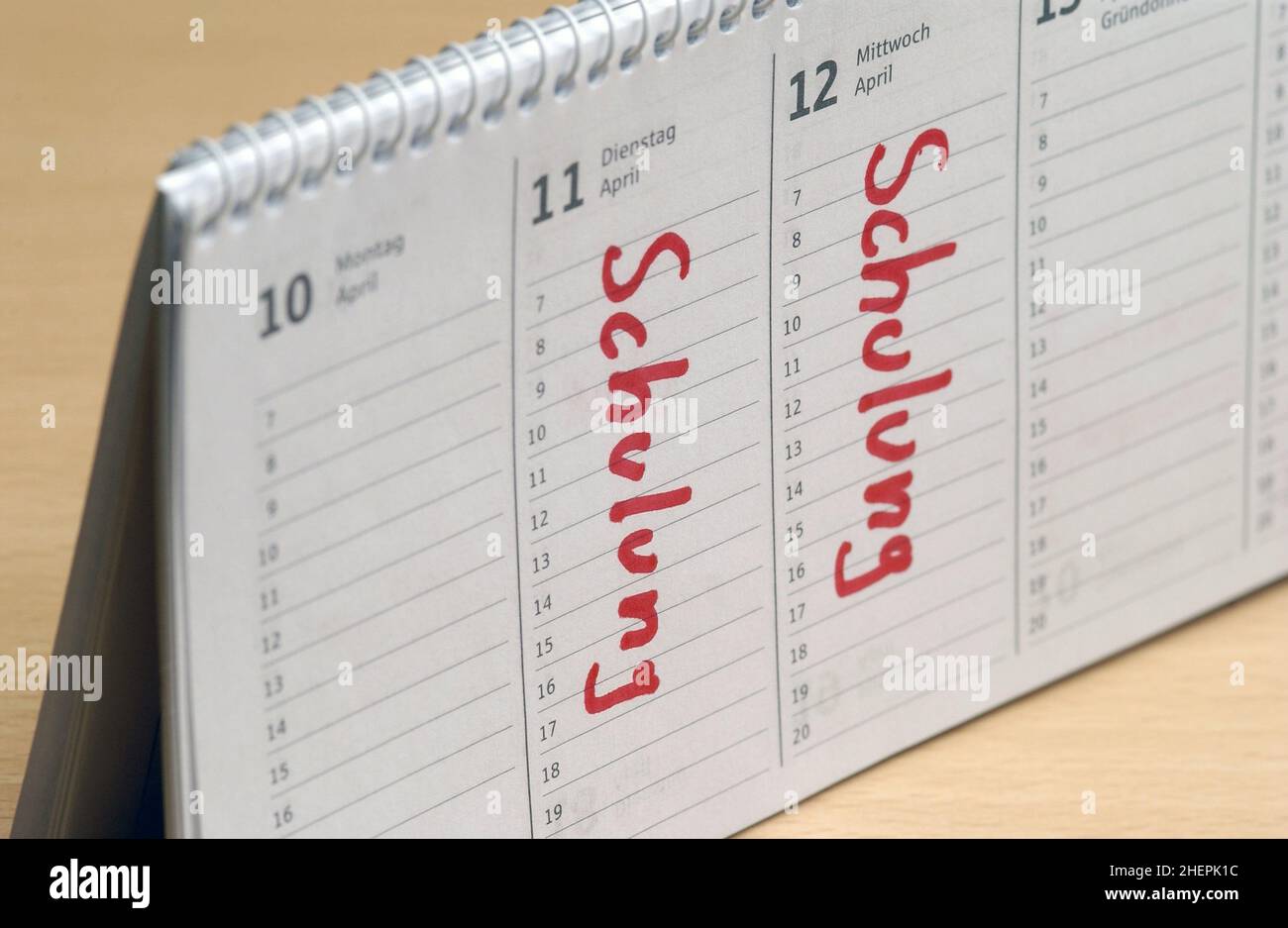 Schulung als Kalendereintrag in einem Tischkalender, Deutschland Stockfoto