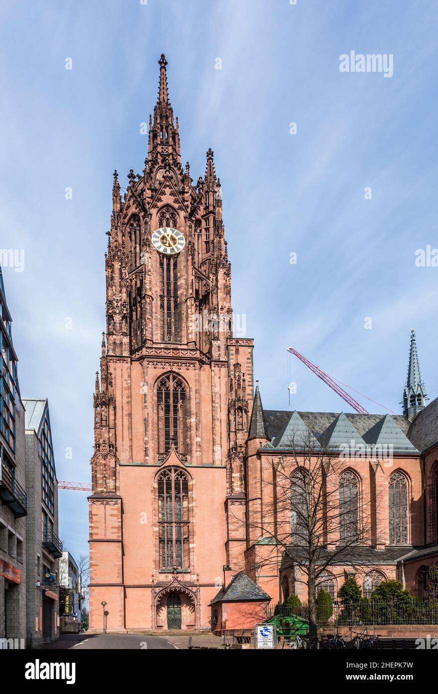Berühmter Frankfurter Dom mit hohem Bergfried unter blauem Himmel Stockfoto
