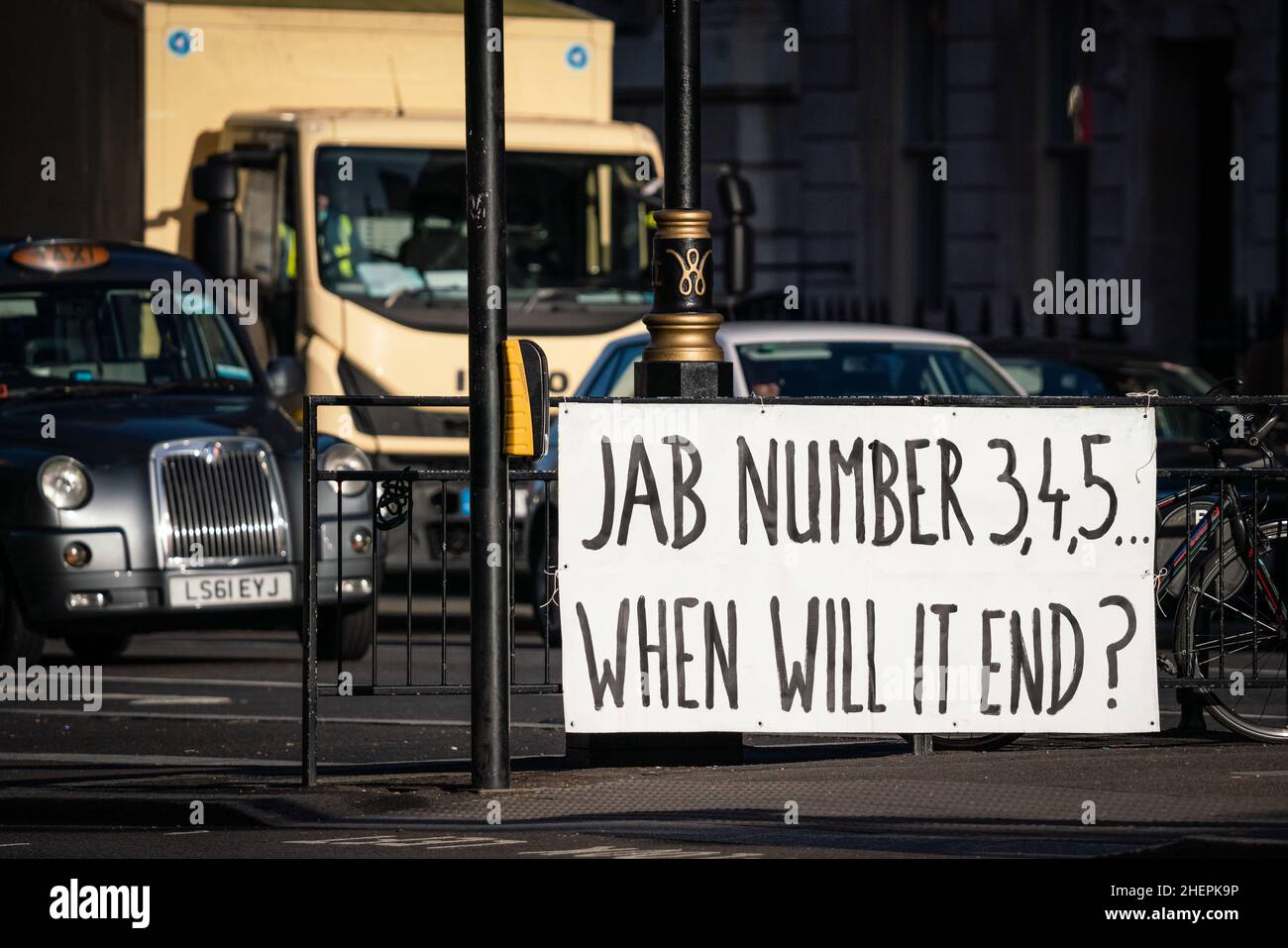 London, Großbritannien. 12th. Januar 2022. Eine Gruppe von Anti-vax-Demonstranten inszeniert einen statischen Protest im Zentrum von Westminster mit Plakaten, die die aktuelle Einführung des Covid-19-Impfstoffs kritisieren. Kredit: Guy Corbishley/Alamy Live Nachrichten Stockfoto