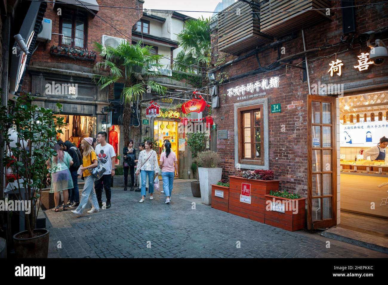 Tianzifang, ein beliebtes Touristenziel mit Boutiquen, Kunsthandwerksläden, Cafés, Bars und Restaurants in Shanghai, China Stockfoto