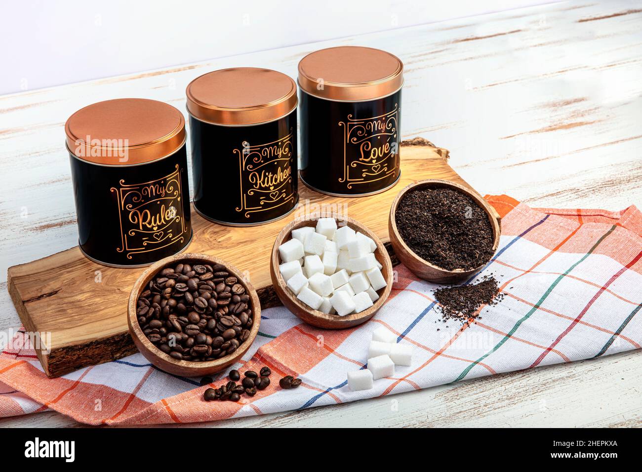 Set mit 3 Aufbewahrungsdosen für Tee, Kaffee und Zucker. Set aus drei Vorratsgläsern.drei pastellfarbene, farbenfrohe Vorratsgläser für Tee, Zucker und Kaffee Stockfoto