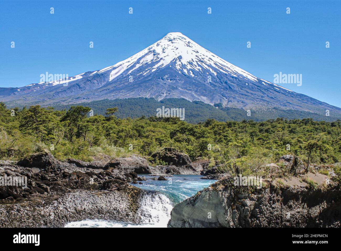 Landschaftlich schöner Blick auf schneebedeckten Vulkan auf Lanin mit Landschaft im Vordergrund Stockfoto