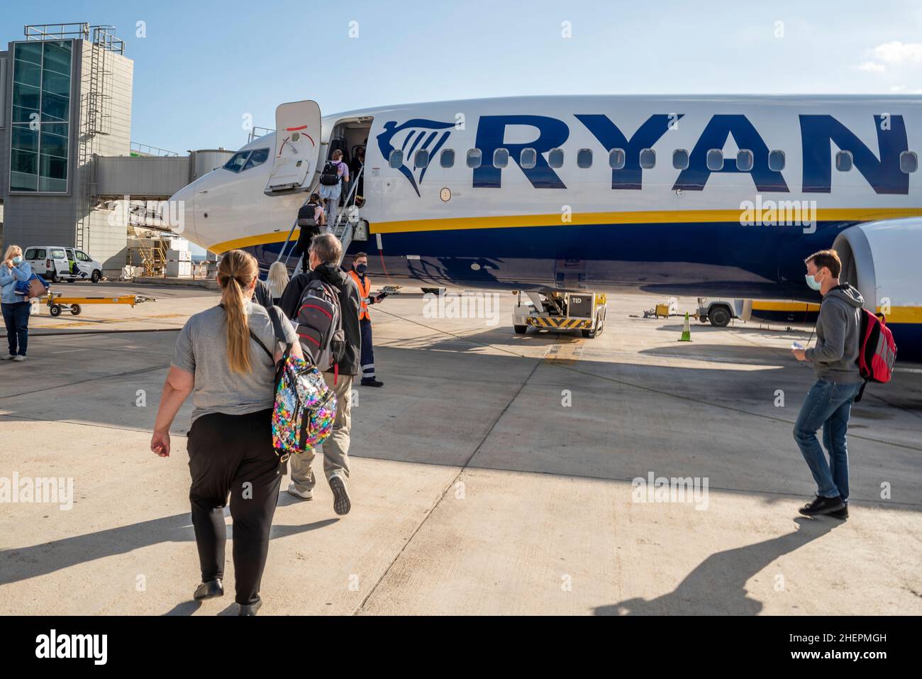 Passagiere, die an einem sonnigen Tag an Bord eines Ryanair Boeing 737-Jet-Flugzeugs gehen, steigen am Flughafen Alicante Elche, Costa Blanca, Spanien, EU, ein. Vorne Stockfoto