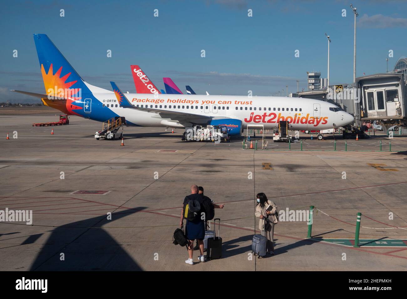 Flughafen Alicante Elche. Passagiere, die zu einem Flugzeug mit Jet2holidays Boeing 737 auf Stand gehen. Costa Blanca, Spanien, EU. Branding bei Pauschalreisen Stockfoto