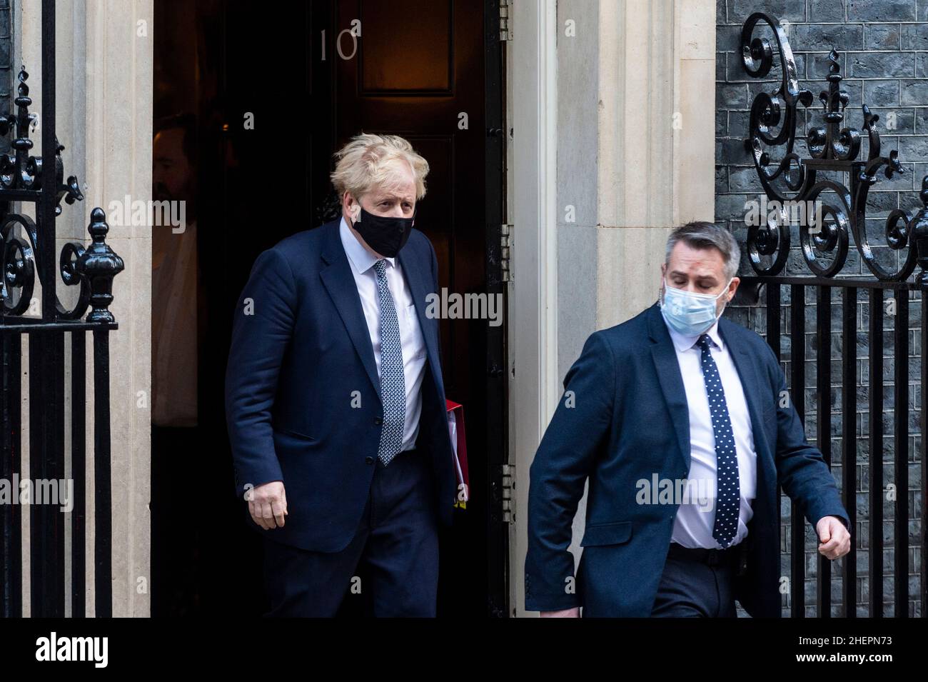 London, Großbritannien. 12. Januar 2022. Boris Johnson, Premierminister, verlässt die Downing Street Nr. 10 für Fragen des Premierministers (PMQs) im Unterhaus. Der Premierminister steht unter dem Druck der Abgeordneten, am 20. Mai 2020 in den Gärten der Downing Street 10 Fragen zu einer Partei zu beantworten, zu einer Zeit, als die britischen Sperrbeschränkungen soziale Versammlungen verboten hatten. Kredit: Stephen Chung / Alamy Live Nachrichten Stockfoto London, Großbritannien. 12. Januar 2022. Boris Johnson, Premierminister, verlässt die Downing Street Nr. 10 für Fragen des Premierministers (PMQs) im Unterhaus. Der Premierminister steht unter dem Druck der Abgeordneten, am 20. Mai 2020 in den Gärten der Downing Street 10 Fragen zu einer Partei zu beantworten, zu einer Zeit, als die britischen Sperrbeschränkungen soziale Versammlungen verboten hatten. Kredit: Stephen Chung / Alamy Live Nachrichten Stockfoto