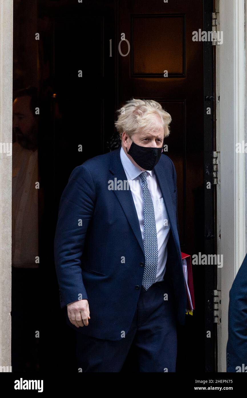 London, Großbritannien. 12. Januar 2022. Boris Johnson, Premierminister, verlässt die Downing Street Nr. 10 für Fragen des Premierministers (PMQs) im Unterhaus. Der Premierminister steht unter dem Druck der Abgeordneten, am 20. Mai 2020 in den Gärten der Downing Street 10 Fragen zu einer Partei zu beantworten, zu einer Zeit, als die britischen Sperrbeschränkungen soziale Versammlungen verboten hatten. Kredit: Stephen Chung / Alamy Live Nachrichten Stockfoto London, Großbritannien. 12. Januar 2022. Boris Johnson, Premierminister, verlässt die Downing Street Nr. 10 für Fragen des Premierministers (PMQs) im Unterhaus. Der Premierminister steht unter dem Druck der Abgeordneten, am 20. Mai 2020 in den Gärten der Downing Street 10 Fragen zu einer Partei zu beantworten, zu einer Zeit, als die britischen Sperrbeschränkungen soziale Versammlungen verboten hatten. Kredit: Stephen Chung / Alamy Live Nachrichten Stockfoto