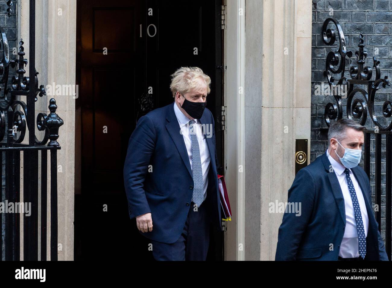 London, Großbritannien. 12. Januar 2022. Boris Johnson, Premierminister, verlässt die Downing Street Nr. 10 für Fragen des Premierministers (PMQs) im Unterhaus. Der Premierminister steht unter dem Druck der Abgeordneten, am 20. Mai 2020 in den Gärten der Downing Street 10 Fragen zu einer Partei zu beantworten, zu einer Zeit, als die britischen Sperrbeschränkungen soziale Versammlungen verboten hatten. Kredit: Stephen Chung / Alamy Live Nachrichten Stockfoto London, Großbritannien. 12. Januar 2022. Boris Johnson, Premierminister, verlässt die Downing Street Nr. 10 für Fragen des Premierministers (PMQs) im Unterhaus. Der Premierminister steht unter dem Druck der Abgeordneten, am 20. Mai 2020 in den Gärten der Downing Street 10 Fragen zu einer Partei zu beantworten, zu einer Zeit, als die britischen Sperrbeschränkungen soziale Versammlungen verboten hatten. Kredit: Stephen Chung / Alamy Live Nachrichten Stockfoto