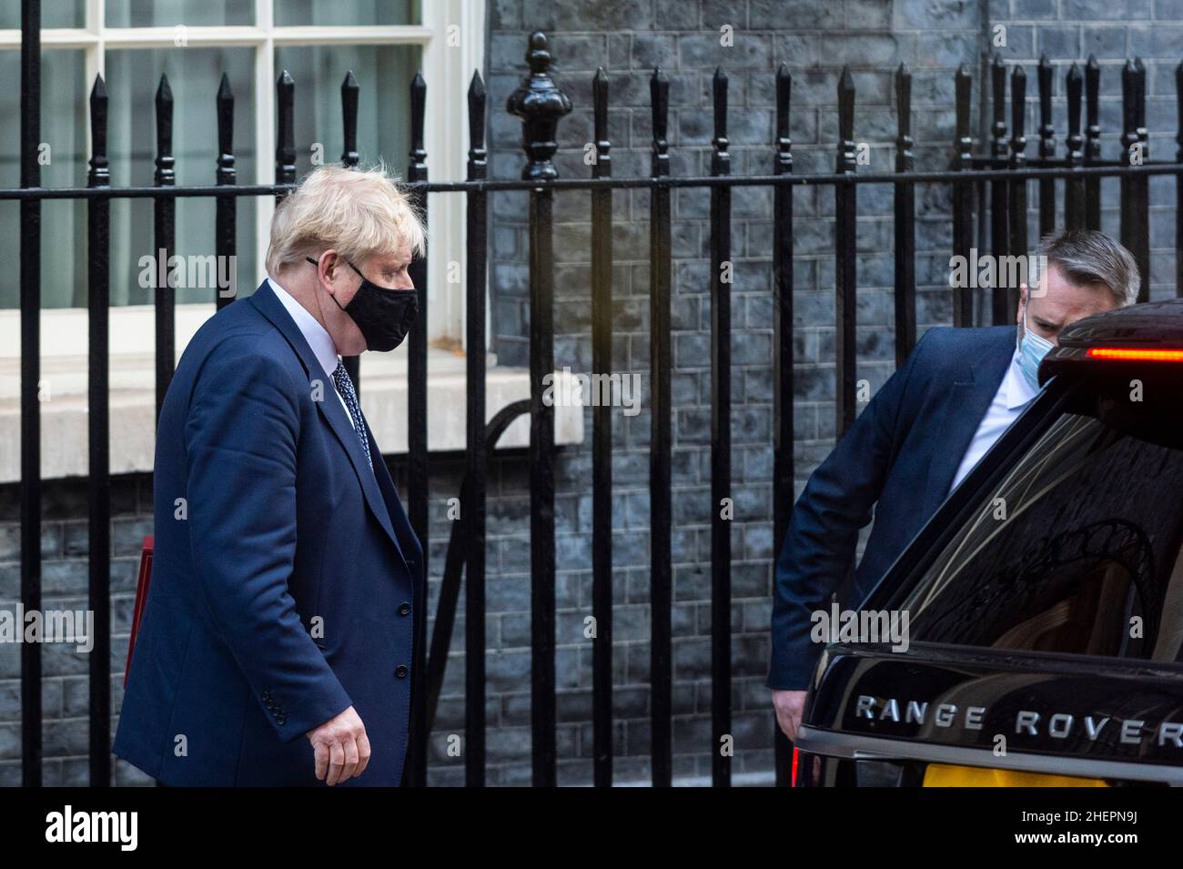London, Großbritannien. 12. Januar 2022. Boris Johnson, Premierminister, verlässt die Downing Street Nr. 10 für Fragen des Premierministers (PMQs) im Unterhaus. Der Premierminister steht unter dem Druck der Abgeordneten, am 20. Mai 2020 in den Gärten der Downing Street 10 Fragen zu einer Partei zu beantworten, zu einer Zeit, als die britischen Sperrbeschränkungen soziale Versammlungen verboten hatten. Kredit: Stephen Chung / Alamy Live Nachrichten Stockfoto London, Großbritannien. 12. Januar 2022. Boris Johnson, Premierminister, verlässt die Downing Street Nr. 10 für Fragen des Premierministers (PMQs) im Unterhaus. Der Premierminister steht unter dem Druck der Abgeordneten, am 20. Mai 2020 in den Gärten der Downing Street 10 Fragen zu einer Partei zu beantworten, zu einer Zeit, als die britischen Sperrbeschränkungen soziale Versammlungen verboten hatten. Kredit: Stephen Chung / Alamy Live Nachrichten Stockfoto