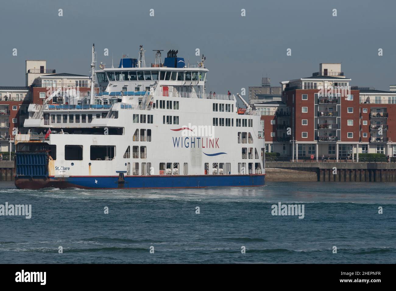 Portsmouth, England, Großbritannien. 2021. MV St Clare Abbiegen auf Portsmouth Harbour in Richtung Isle of Wight. Sie wurde 2001 gebaut und ist ein Pkw-Passagier r Stockfoto