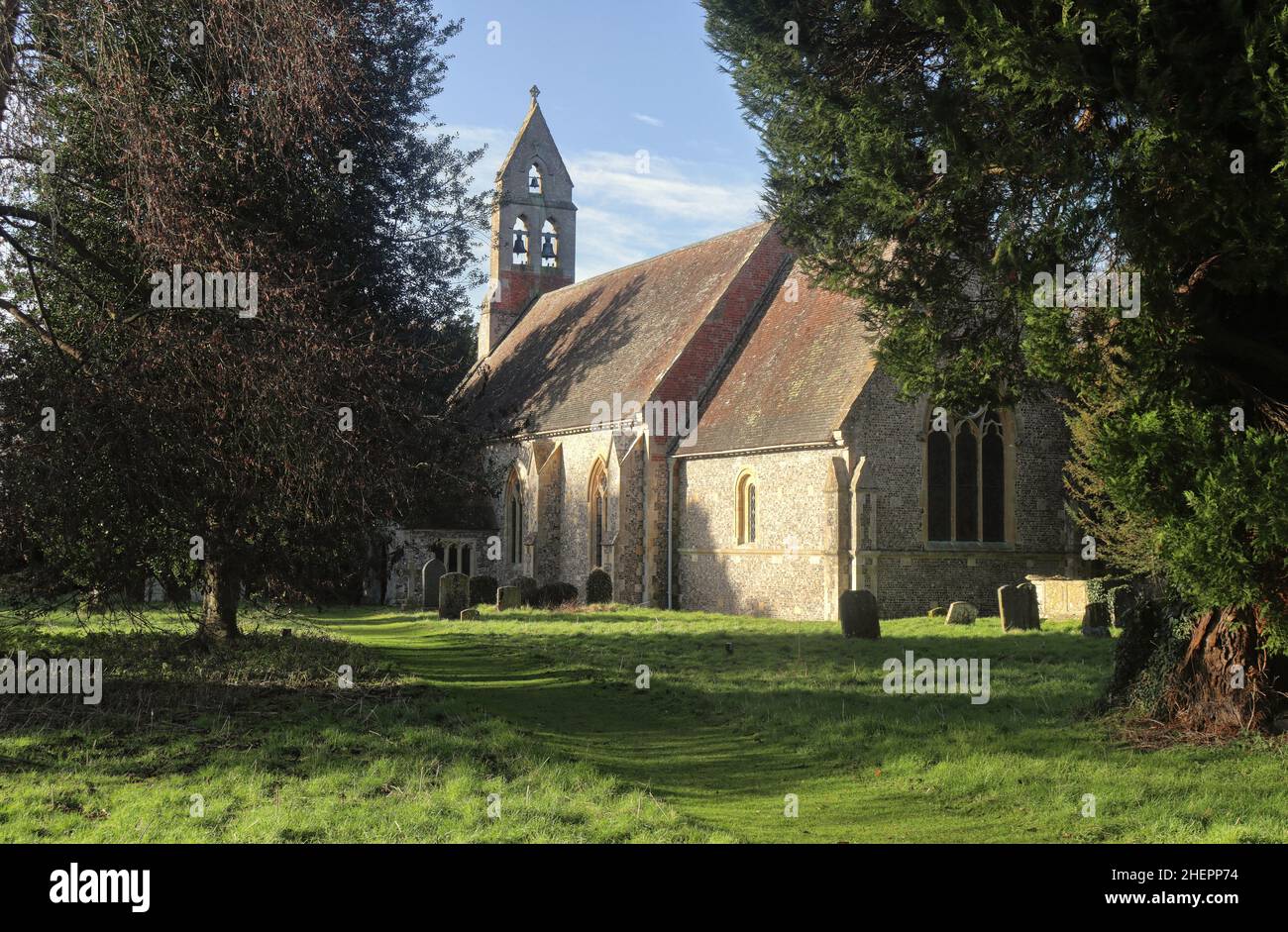 St Mary's Church in Pyrton in South Oxfordshire mit Glockenturm vor einem klaren Winterhimmel Stockfoto