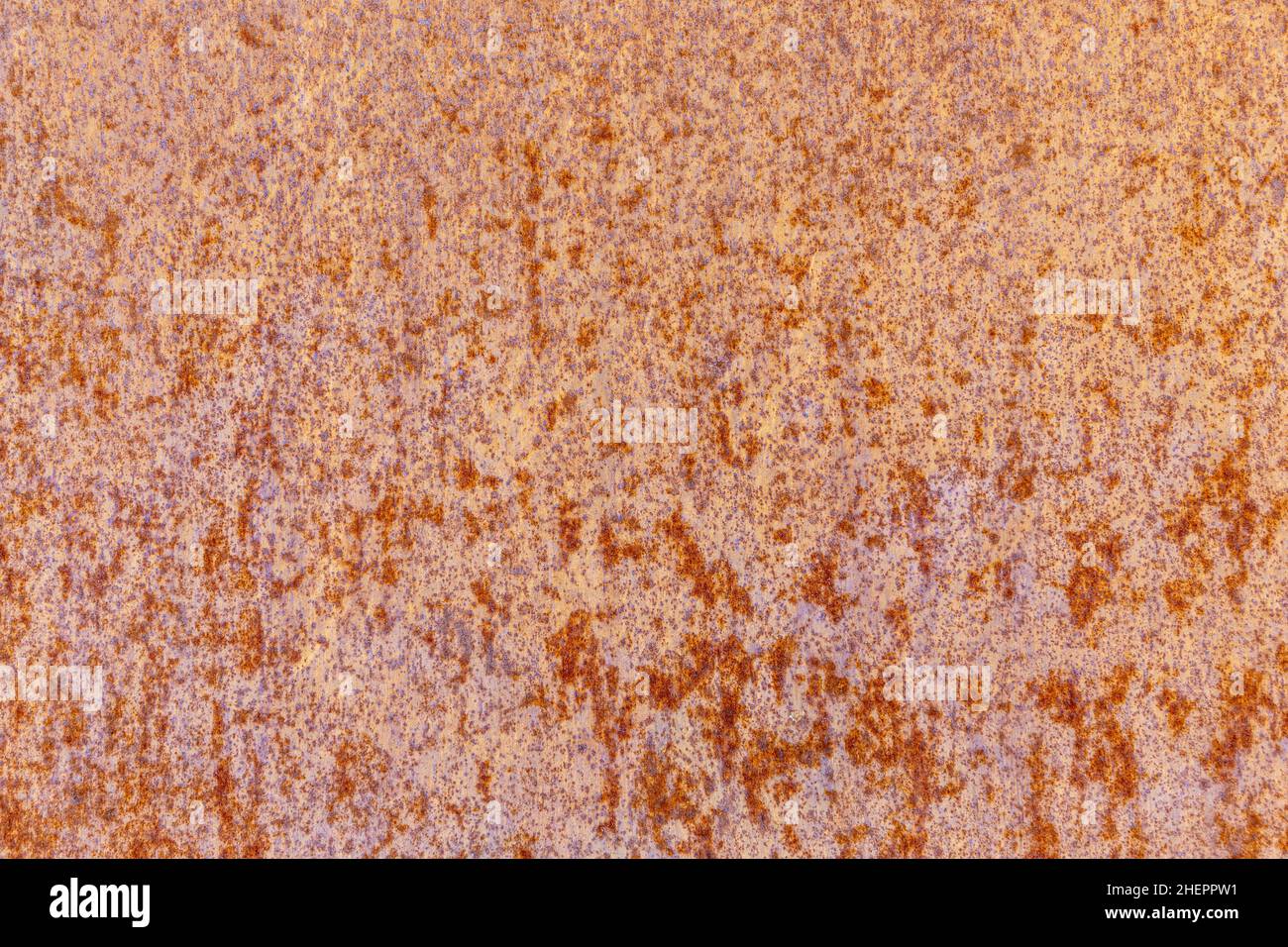 Alte rostige Metallplatte gibt einen harmonischen grungigen Hintergrund Stockfoto