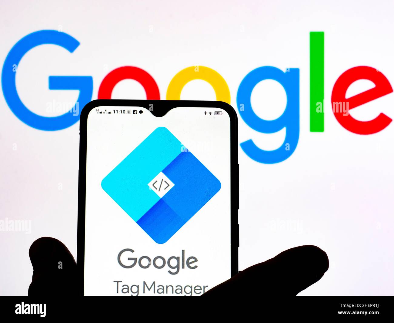 In dieser Abbildung ist das Google Tag Manager-Logo auf einem Smartphone-Bildschirm und das Google-Logo im Hintergrund zu sehen. Stockfoto