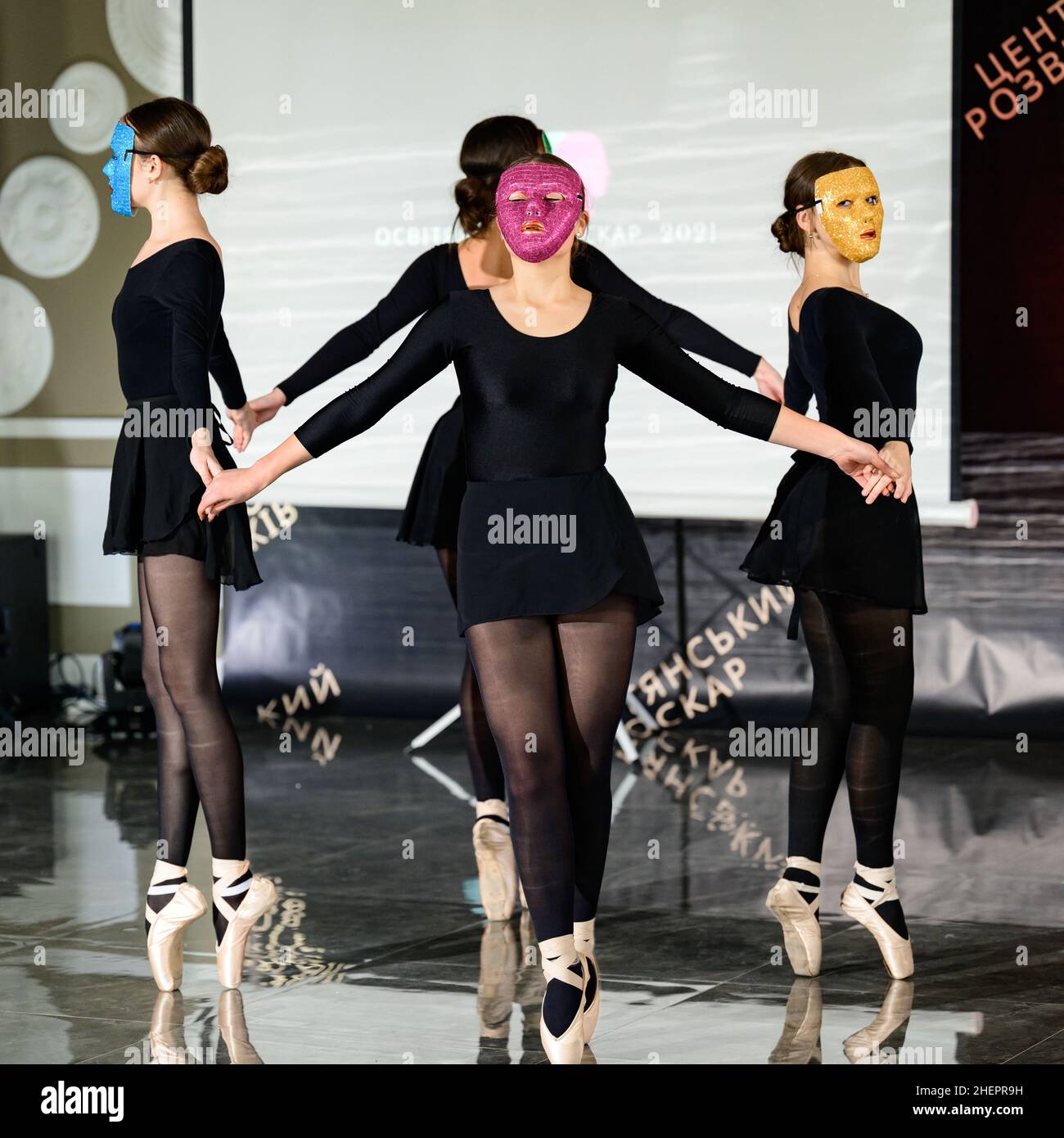 Dolyna, Ukraine 29. September 2021: Vier Ballerinas tanzen während des Bildungsurlaubs in den Massen, vier Ballerinas in Spitzenschuhen. Stockfoto