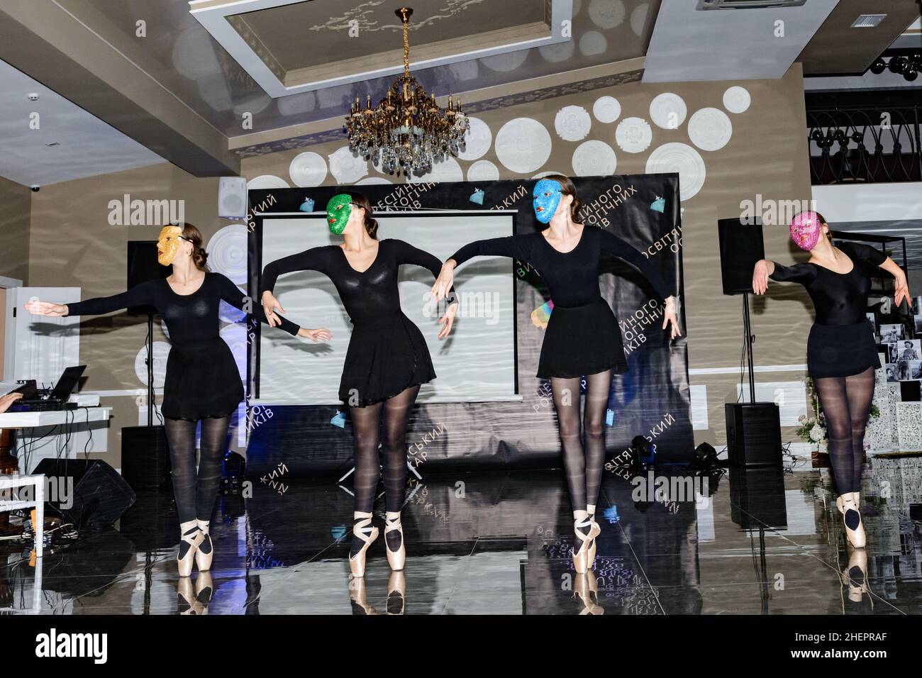 Dolyna, Ukraine 29. September 2021: Vier Ballerinas tanzen während des Bildungsurlaubs in den Massen, vier Ballerinas in Spitzenschuhen. Stockfoto