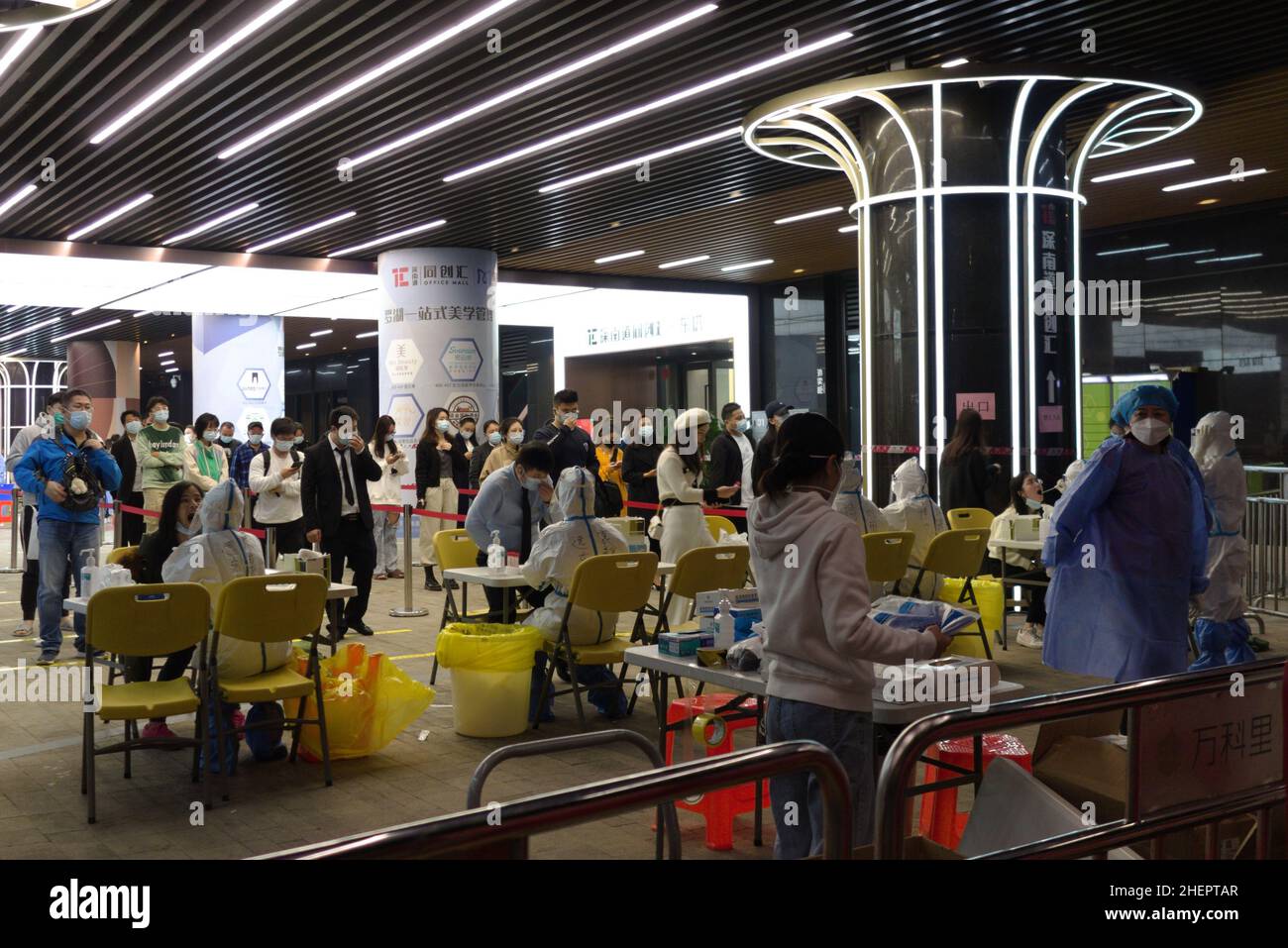 Warten in der Schlange am Massentestgelände für Covid in Shenzhen, China Stockfoto