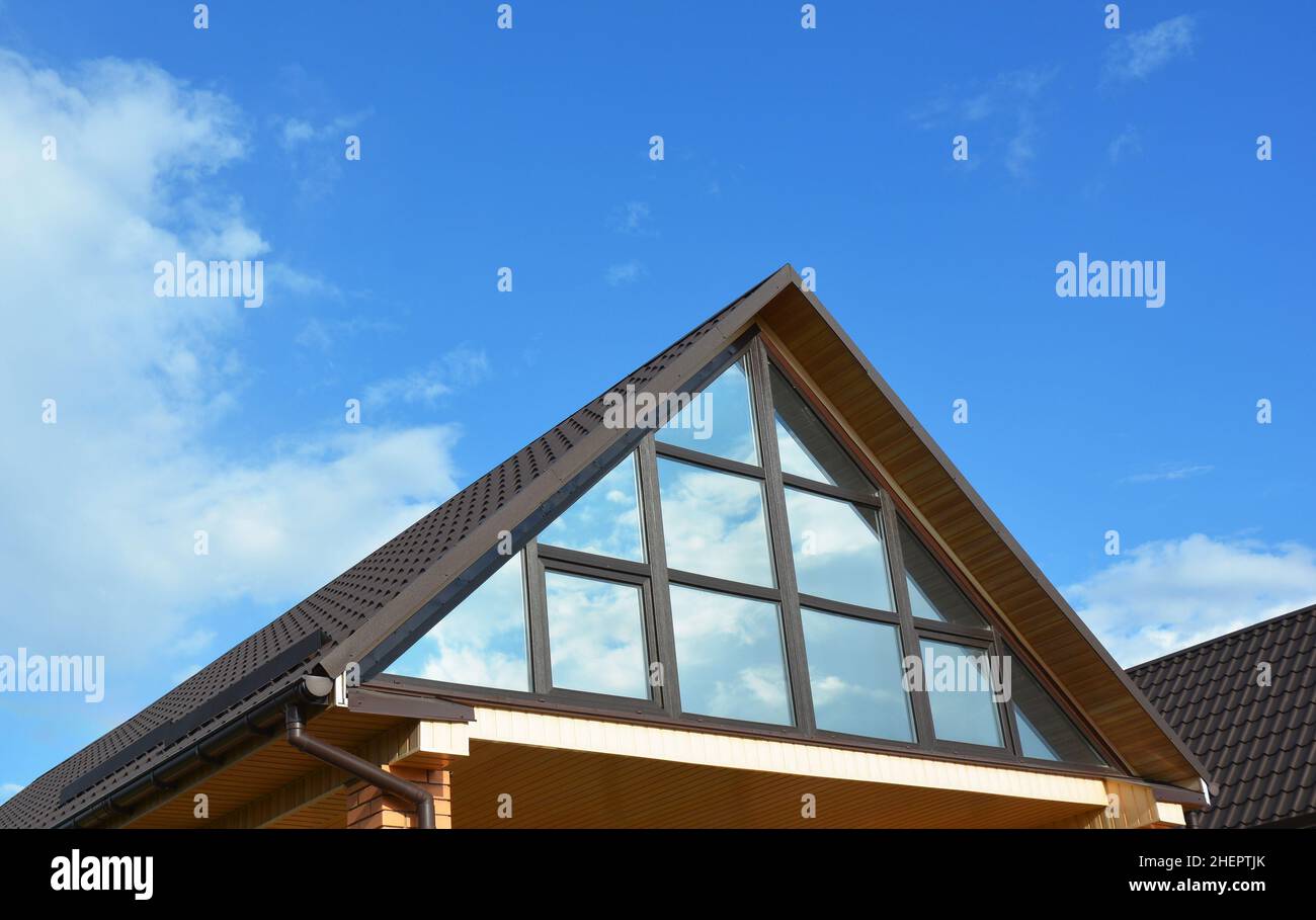 Bauhaus Dachgeschoss Wintergarten Terrasse auf dem Hausdach. Dachüberdachung im Wintergarten oder Gewächshaus. Stockfoto