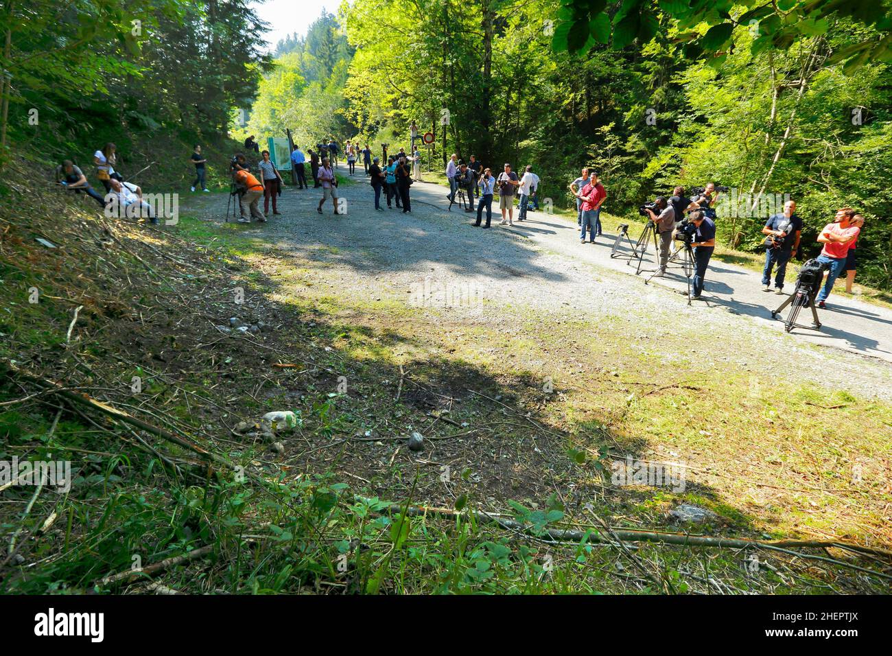 Datei-Foto vom 07/09/12 von Mitgliedern der Medien, die den Mordort nea Chevaline in der Region Haute-Savoie im Südosten Frankreichs vermessen haben, wo der britische Staatsbürger Saad Al Hilli, seine Frau Iqbal und seine Schwiegermutter in ihrem BMW-Auto ermordet aufgefunden wurden. Bei den ungelösten Morden an drei britischen Familienmitgliedern und einem französischen Radfahrer, die 2012 in den Alpen niedergeschossen wurden, wurde eine Verhaftung vorgenommen. Der Staatsanwalt im französischen Annecy sagte, dass eine Person am Mittwochmorgen im Zusammenhang mit den Ermittlungen in Gewahrsam genommen worden sei. Ausgabedatum: Mittwoch, 12. Januar 2022. Stockfoto