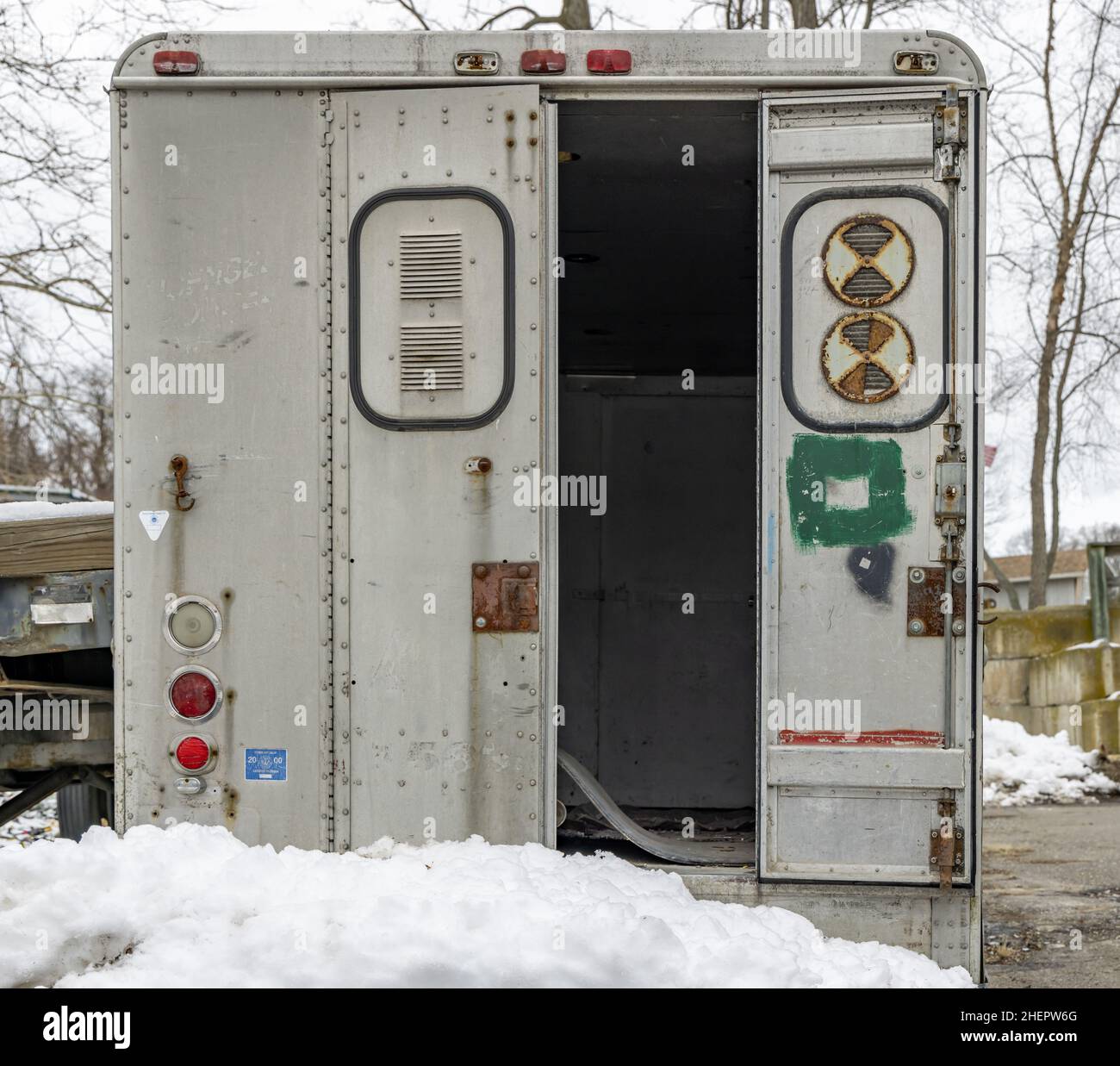 Verlassene Box Truck an einem kalten Wintertag Stockfoto