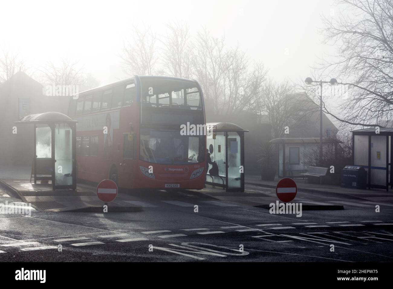 Warwick Busbahnhof im Winternebel, Warwickshire, England, Großbritannien Stockfoto