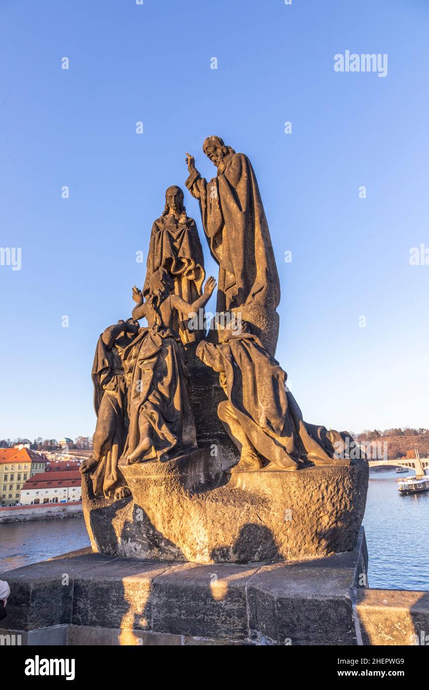 Statue des heiligen Kyrill und des heiligen Methodius, an der karlsbrücke auf blauem Himmel, Prag Stockfoto