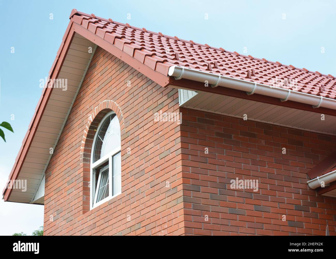 Nahaufnahme der Dachkonstruktion des Ziegelhauses mit Keramikfliesen Stockfoto