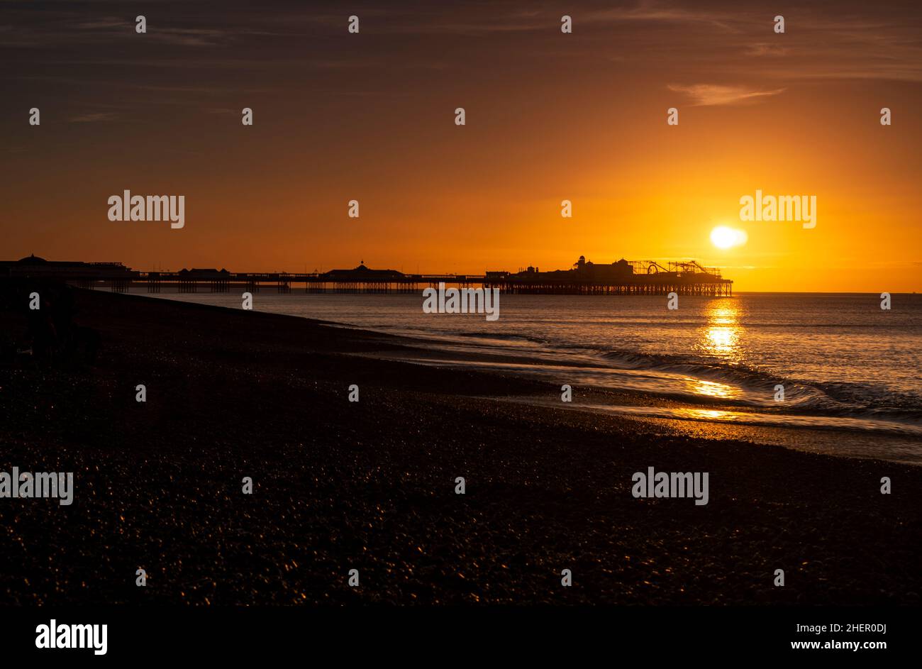 Brighton, West Sussex, 12/01/2022, Brighton Palace Pier bei Sonnenaufgang in Brighton, West Sussex Stockfoto