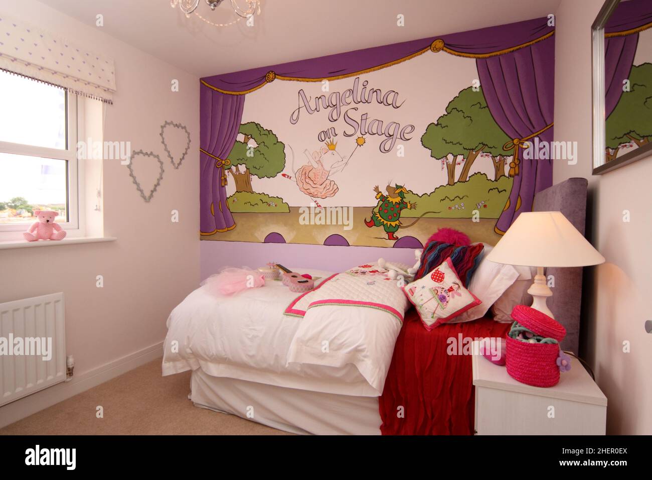 Kleine Mädchen Schlafzimmer, Angelina auf der Bühne Wandbild, Bett, rosa lila Farben. Stockfoto