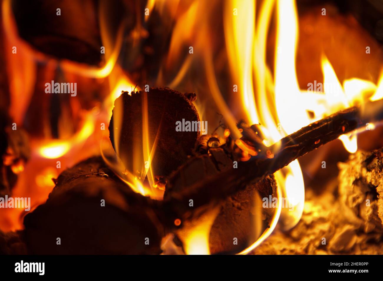 Helles Feuer der hohen Temperatur aus dem Brennholz brennt im Kamin, romantisch Stockfoto