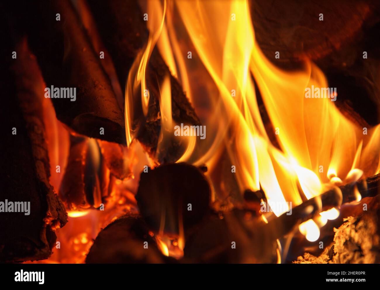 Helles Feuer der hohen Temperatur vom Brennholz brennt im Kamin, entspannen Stockfoto