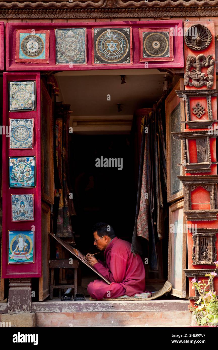 Der nepalesische Künstler kreiert traditionelle Mandala-Malerei in der UNESCO-Weltkulturerbestadt Bhaktapur, Nepal. Stockfoto