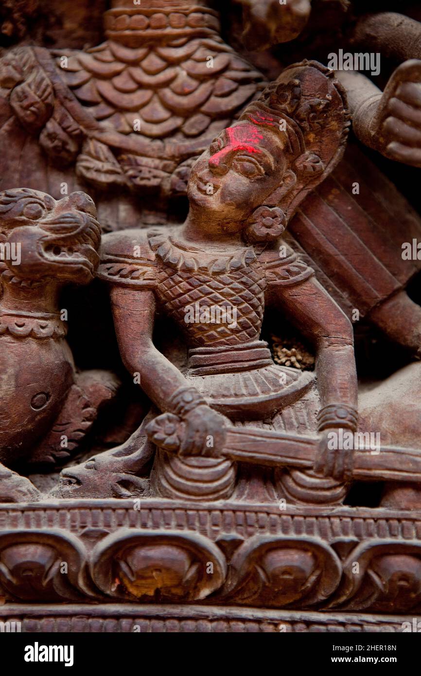 Holzschnitzerei, die einen Hindu-Tempel am Durbar Square in der UNESCO-Weltkulturerbestadt Bhaktapur in Nepal schmückt. Stockfoto
