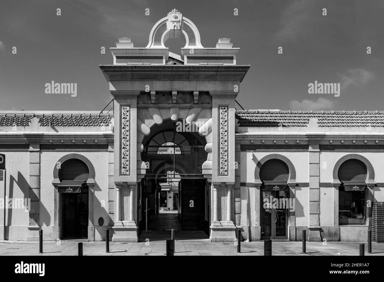 Maurische Architekturfassade des traditionellen Marktes in Loule, Algarve, Portugal Stockfoto