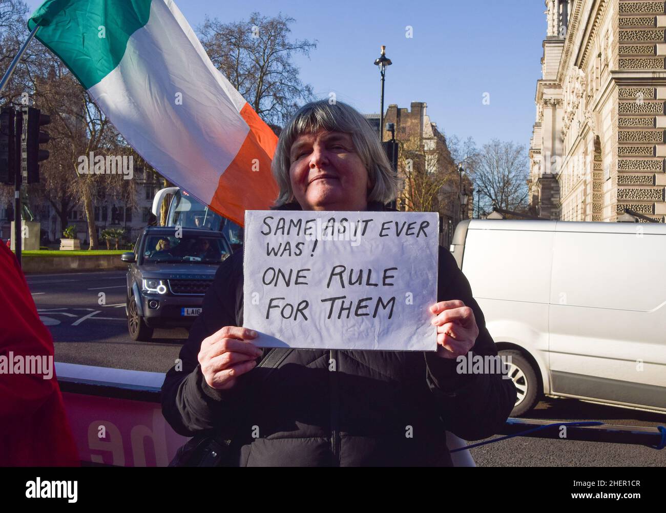 London, Großbritannien 12th. Januar 2022. Ein Protestant auf dem Parliament Square. Die Demonstranten versammelten sich vor der Fragestunde um PMQ in Westminster, als der Druck auf Boris Johnson wegen der Lockdown-Parteien in der Downing Street Nr. 10 zunaher wurde. Kredit: Vuk Valcic / Alamy Live Nachrichten Stockfoto