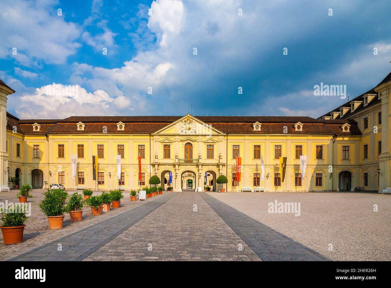 Schöner Panoramablick auf das Westseitengebäude, die Bildergalerie, die das neue und das alte logis-Korps des Ludwigsburger Schlosses verbindet. Es ist... Stockfoto