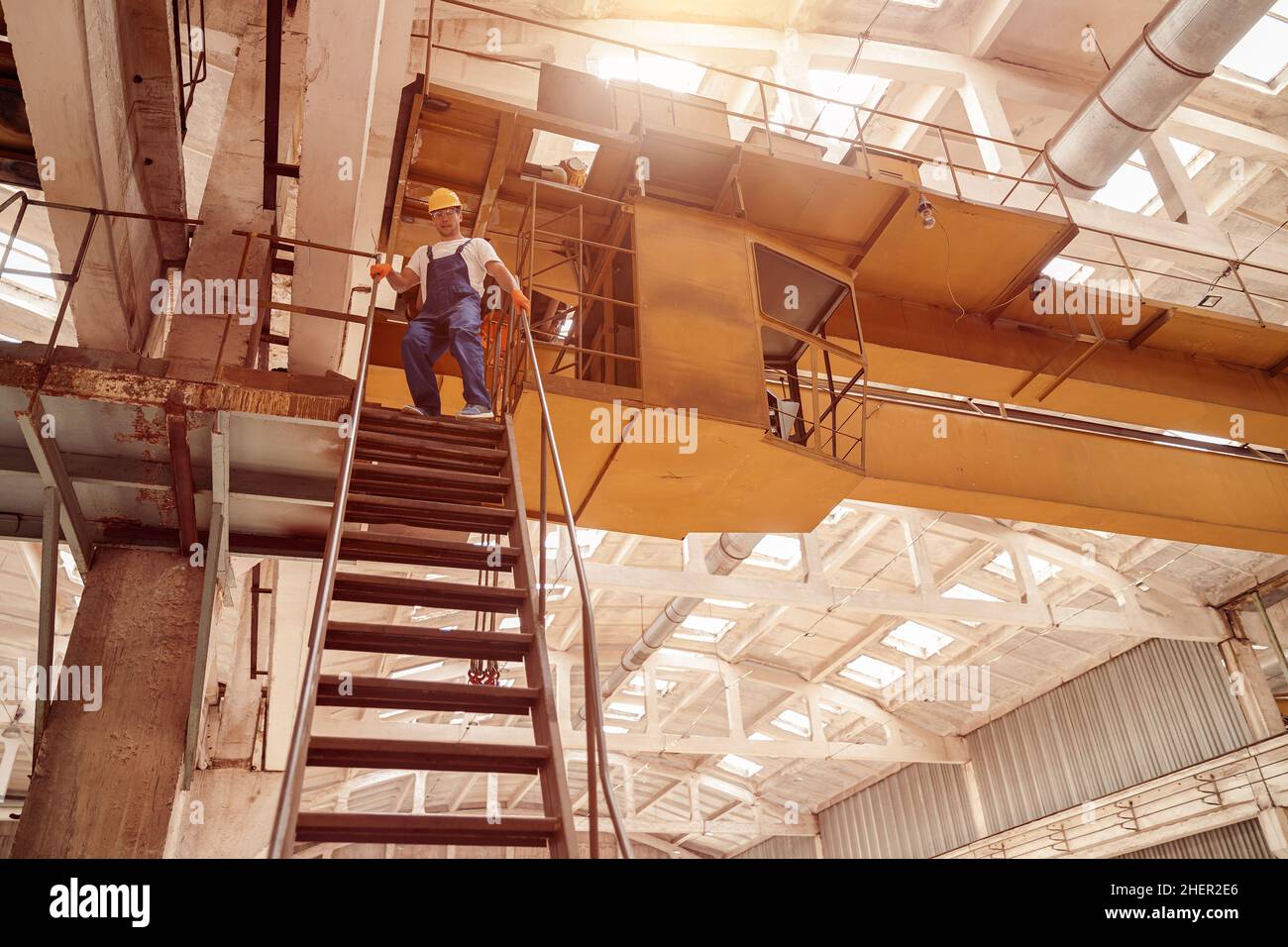 Männlicher Arbeiter, der im Technikgeschäft die Treppe hinunter geht Stockfoto