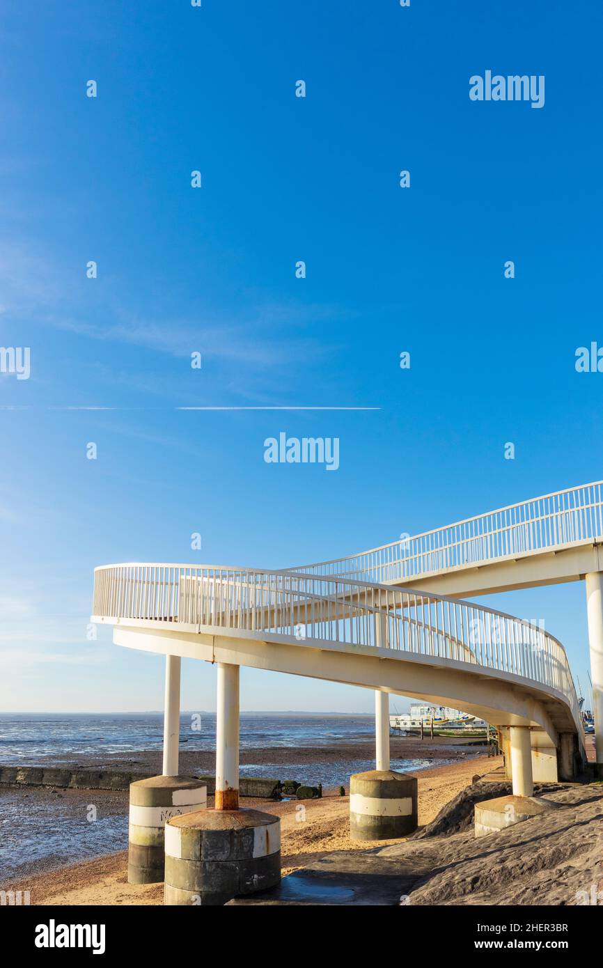 Gipsy Bridge zwischen Old Leigh und Chalkwell über die Bahnlinie an einem hellen und sonnigen Januarmorgen Stockfoto