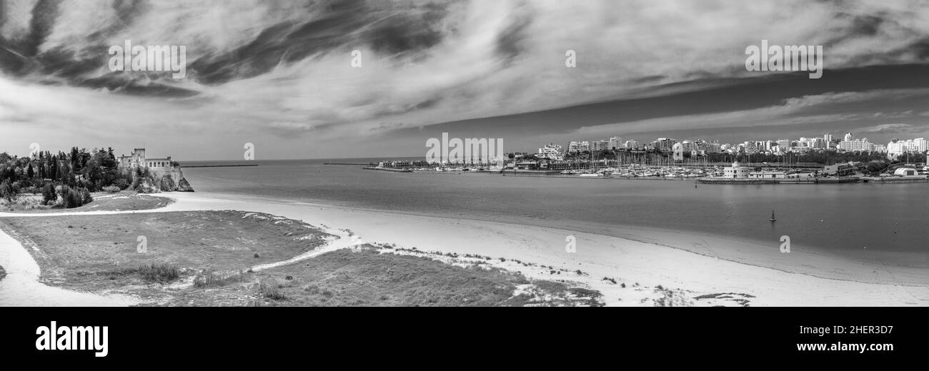 Blick von Ferragudo auf die Skyline von Portimao an der Algarve in Portugal, Europa Stockfoto